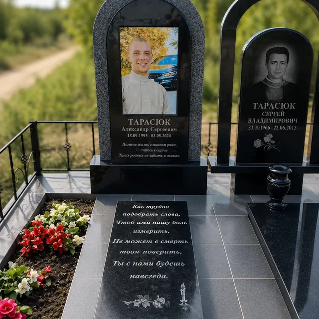Меморіальний комплекс з арковими стелами та фотокерамікою у Миколаєві