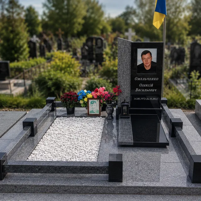 Гранітне оформлення місця поховання з огорожею та білим щебенем у Миколаєві