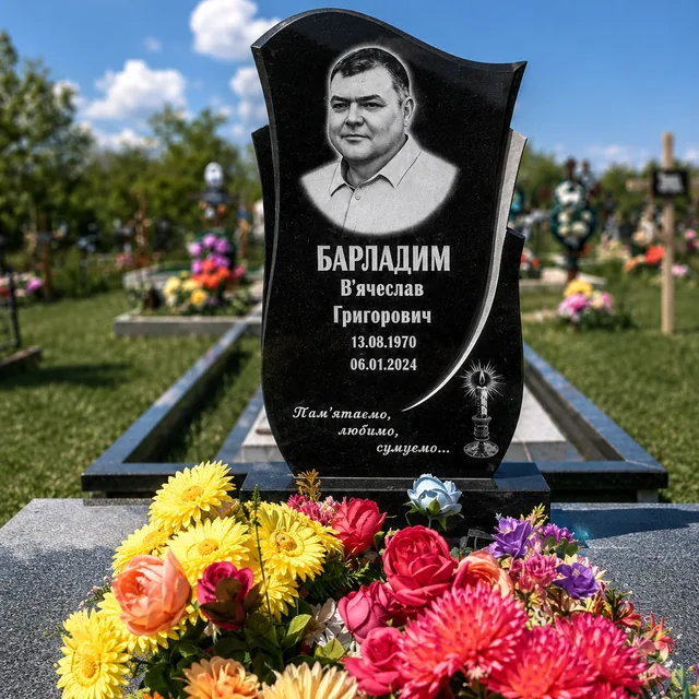 Фігурний гранітний пам’ятник з квітковим декором у Миколаєві