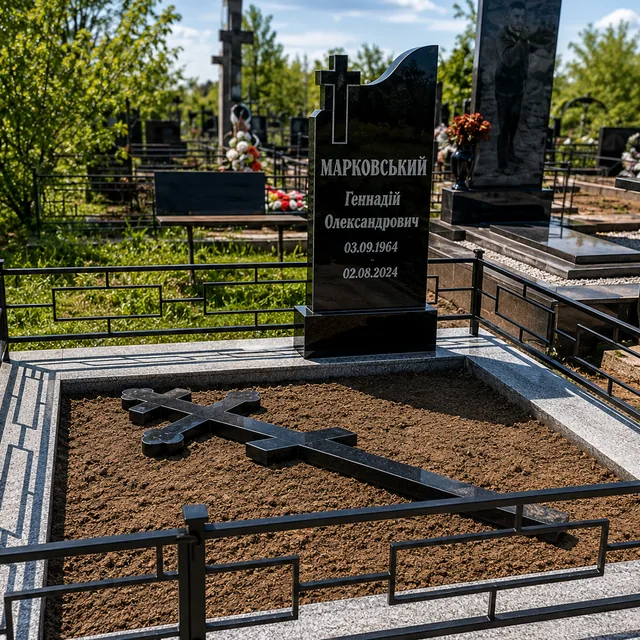 Пам’ятник з хрестом та оформленою ділянкою поховання у Миколаєві