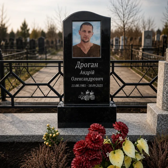 Одинарний гранітний пам’ятник з фотокерамікою та квітами у Миколаєві