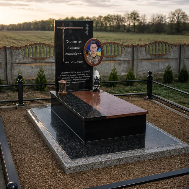 Одинарний гранітний пам’ятник з овальним фото та плитою у Миколаєві
