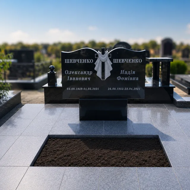 Подвійний гранітний пам’ятник з хрестом для ритуальних послуг у Миколаєві