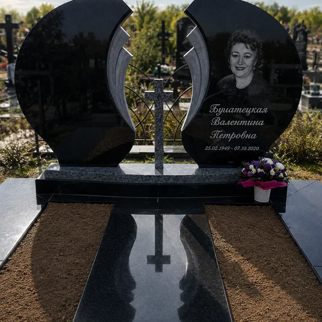 Подвійний гранітний пам’ятник з центральним хрестом у Миколаєві