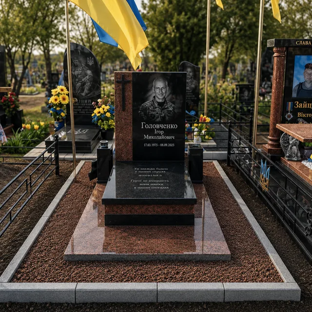Військовий гранітний пам’ятник з українськими прапорами у Миколаєві