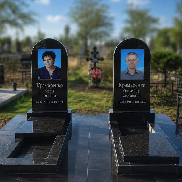 Парні гранітні пам’ятники з фотокерамікою для місця поховання у Миколаєві